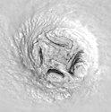 Рис.9а. Слева: космосъемка урагана Изабель. Видны 4 мезовихря.